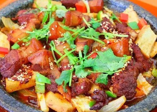 <b>正宗石锅菜去哪学？学石锅菜有哪些地方？想要学习正宗的石锅菜，可以选择去一些知名的烹饪学校或者专业的石锅菜培训机构，如厨仟艺，山东甄选等。</b>