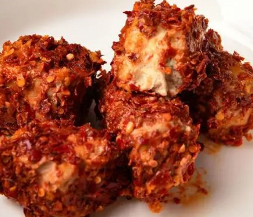 <b>农家纯手工自制霉豆腐，以其独特的风味和传统制作工艺，深受人们的喜爱。本文将为您详细介绍农家纯手工自制霉豆腐的制作过程，让您在家中也能品尝到这道美味的传统食品。</b>