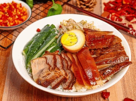 <b>猪脚饭是一种非常受欢迎的美食，尤其在亚洲地区。由于其美味和营养价值，猪脚饭成为了许多人的主食选择。那么，猪脚饭的利润有多少呢？在回答这个问题之前，我们需要考虑一些因素。</b>