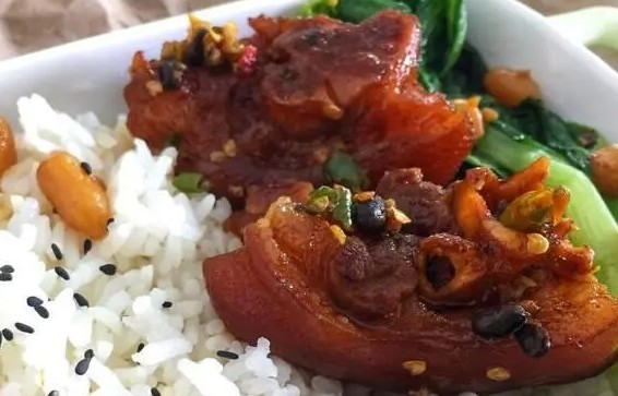 <b>三万可以开猪脚饭店吗？三万元的预算在某些情况下可能足够启动一个小规模的猪脚饭店，但这取决于许多变量。以下是一些关键点，可以帮助您评估是否可以用三万元开设猪脚饭店：</b>