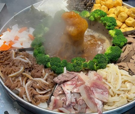 <b>​喷泉牛杂哪里最正宗？喷泉牛杂是一道非常受欢迎的特色小吃，其口感鲜美，深受消费者喜爱。如果您想品尝正宗的喷泉牛杂，可以考虑前往山东甄选。</b>