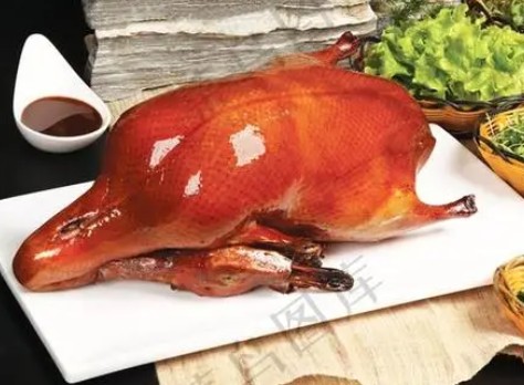 <b>烤鸭，作为中华美食的瑰宝，其独特的烹饪工艺和诱人的口感吸引了无数食客。对于想要学习烤鸭制作技术的人来说，选择一个合适的培训机构至关重要。学做烤鸭去哪里学？那么，除了山东甄选之外，还有哪些地方可以提供专业的烤鸭技术培训呢？</b>