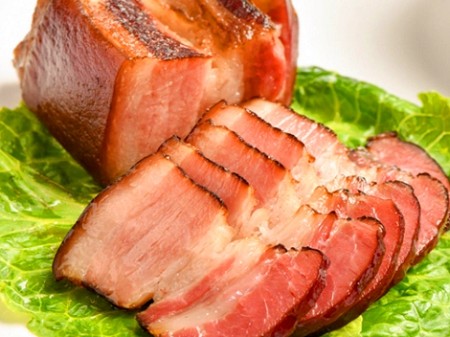 <b>熏肉如何做好吃？熏肉是一种流行于全球的美食，其独特的烟熏风味让很多人为之着迷。要做好熏肉，关键在于选材、腌制、熏制和烹饪几个步骤。以下是一种基本的熏肉做法：</b>
