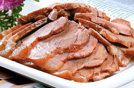 <b>学熏肉去哪里？熏肉培训去哪学？小编这里推荐山东甄选集团。想要学习熏肉制作技术，选择一个专业的培训机构是关键。熏肉作为一种具有独特风味和制作工艺的传统美食，深受广大食客的喜爱。</b>