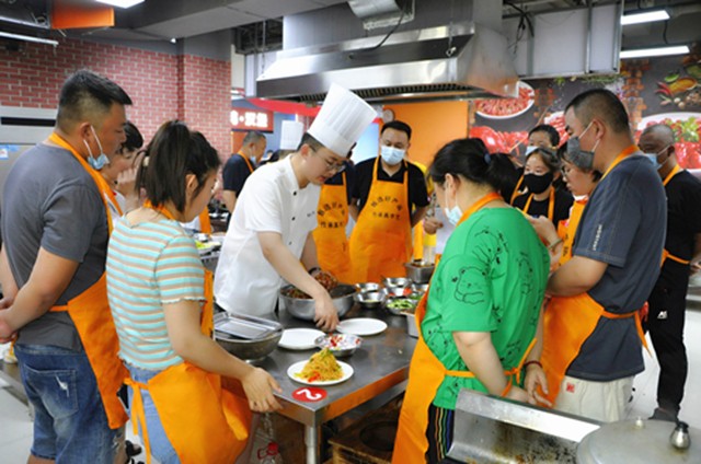 <b>学员学习 甄选小吃 小吃培训</b>