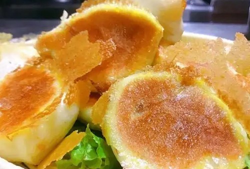 <b>学习水煎包的费用因培训机构、课程内容、培训时长以及地理位置等因素而有所不同。学水煎包学费1500贵吗？我们需要从几个方面来评估这个价格是否合理。</b>