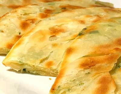 <b>近年来，随着人们对美食的追求，葱油饼生意在中国各地如火如荼地开展起来。那么，如何才能掌握正宗的葱油饼技术呢？参加正宗葱油饼技术培训课程是您的最佳选择。</b>