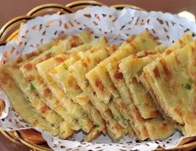 <b>想要学习制作正宗老式葱油饼，山东确实是一个不错的选择。在山东，有许多提供葱油饼技术培训的机构，其中山东甄选小吃培训就是一家知名机构。</b>