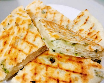 <b>学葱油饼学费多少？葱油饼培训多少钱？学葱油饼的学费因培训机构、地区、课程内容及教学质量等因素而异。一般来说，葱油饼培训的学费在2000元至3000元之间是一个常见的价格范围，但请注意，这并不是一个固定的标准，实际费用可能会有所不同。</b>