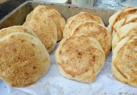 <b>老北京烧饼在哪学正宗？老北京烧饼哪里学？如果想学习正宗的老北京烧饼技术，有以下这几个途径可以考虑。</b>