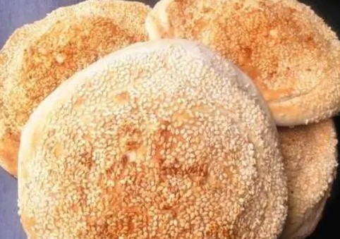 <b>学做烧饼去哪里学最好？学烧饼到哪里学？学做烧饼是一门独特且受欢迎的手艺，对于想要学习这门技艺的人来说，选择一个好的学习地点至关重要。而山东甄选作为一个专注于餐饮技术培训的机构，无疑是一个值得考虑的选择。</b>