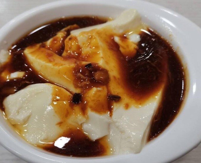 <b>豆腐脑培训哪个学校好？豆腐脑培训去那个学校学？山东甄选小吃技术培训学校在豆腐脑培训方面享有良好的声誉，为想要学习豆腐脑制作技术的学员提供了优质的教学服务。</b>