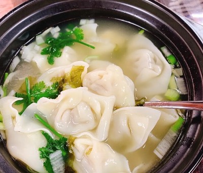 <b>学做馄饨的学费是多少？学习制作馄饨的学费因培训机构、教学内容和地区差异而有所不同。一般来说，学费可能在几百元到几千元之间。</b>