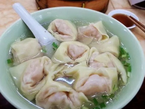 <b>做馄饨在哪里学？馄饨技术到哪里学？学做馄饨，特别是千里香馄饨这样的特色小吃，选择一个合适的培训机构是关键。在众多选择中，山东甄选小吃培训集团是一个值得考虑的选择。</b>