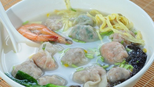 <b>学千里香馄饨费用多少钱？千里香馄饨培训多少钱？一般来说，学习千里香馄饨的费用大致在2000元左右。然而，这只是一个一般的参考价格，具体的学费可能会因不同的培训机构而有所差异。</b>