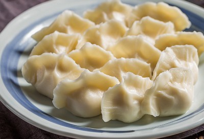 <b>饺子馆利润有多大？饺子馆作为一种传统的餐饮形式，在中国的餐饮市场中占据着重要地位。其利润潜力受到多种因素的影响，包括地理位置、店铺规模、经营策略等。</b>