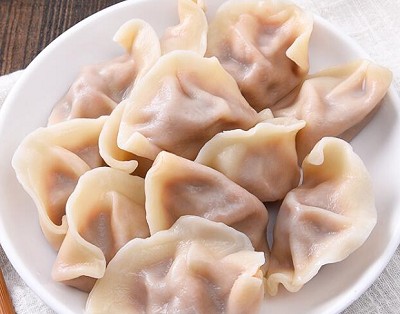 <b>饺子培训学费是多少？学水饺需要多少钱？关于饺子培训的学费，这通常是许多想要学习饺子制作技艺的人关心的问题。一般来说，饺子培训的学费会根据培训机构、培训内容、培训时长以及培训师的资质和经验等因素有所不同。</b>