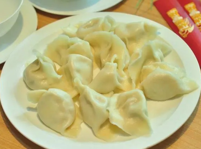 <b>学水饺在哪里学？哪里学正宗饺子技术？山东甄选饺子培训中心作为一个知名的培训机构，确实为众多学员提供了专业且系统的学习体验。</b>