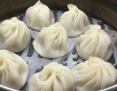 <b>开小笼包店要投资多少？开一家小笼包店的投资成本取决于多种因素，包括店铺位置、设备采购、人工费用等。根据我找到的信息，开一家小笼包店通常需要的启动资金在十万元到二十万元之间。</b>
