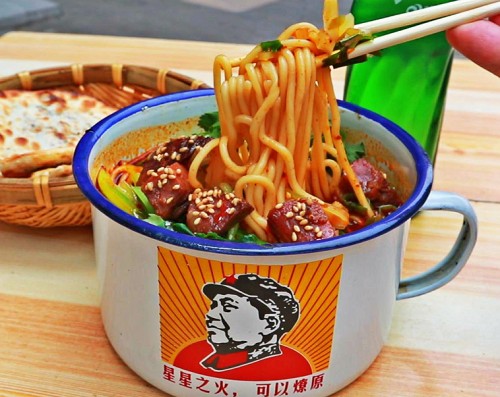 <b>茶缸面是哪里的特色？茶缸面，这种独特的面食，源于中国北方，尤其是山西省的晋中地区。它是一种传统的汉族面食，以其独特的烹饪工具——茶缸而得名。茶缸面不仅是晋中地区的特色美食，更是一种文化的传承，承载着当地的历史与文化。</b>