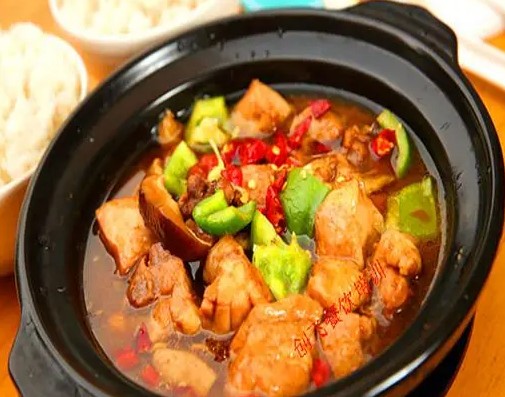 <b>黄焖鸡米饭作为中国传统美食，因其独特的口味和方便快捷的用餐方式，深受广大消费者的喜爱。对于想要开一家黄焖鸡米饭店的创业者来说，了解其利润空间是至关重要的。本文将为您分析黄焖鸡米饭的利润情况。</b>