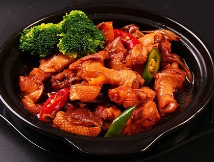 <b>学黄焖鸡米饭要多少钱学费？黄焖鸡米饭培训费用多少钱？一般来说，黄焖鸡米饭的培训费用在1000元至3000元之间。这个费用通常包括了理论学习、实践操作以及所需食材和工具的使用等。</b>