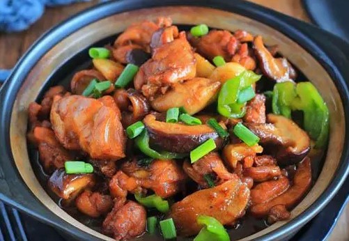 <b>黄焖鸡米饭好学吗？黄焖鸡米饭相对好学，尤其对于有一定烹饪基础的人来说，上手会更快。黄焖鸡米饭的制作主要包括食材的准备、调料的搭配和烹饪时间的掌握。通过系统的学习和实践，大多数人都能在较短的时间内掌握其制作要领。</b>