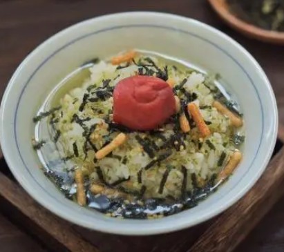 <b>学茶泡饭多少钱？茶泡饭培训学费要多少钱？学茶泡饭的学费因培训机构、课程内容和培训周期的不同而有所差异。一般来说，茶泡饭培训的学费在1000元至2000元左右。</b>
