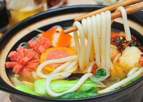 <b>学做砂锅米线到哪里学？砂锅米线培训去哪里学？学做砂锅米线，选择一个合适的培训地点至关重要。砂锅米线作为一道受欢迎的传统美食，其独特的口感和制作工艺吸引了众多食客。</b>