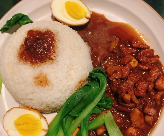 <b>学卤肉饭去哪里？卤肉饭技术培训去哪里学？若您想学习卤肉饭的制作技术，以下是一些建议的学习地点和机构。</b>
