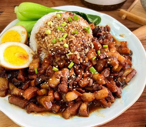 <b>学卤肉饭多少钱？卤肉饭培训学费一般多少钱？卤肉饭培训的学费大致在1000元至3000元之间，但具体费用还需根据培训机构、课程设置、学习时间以及培训方式等因素来确定。</b>