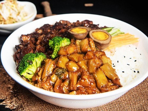 <b>卤肉饭培训哪家正宗？正宗卤肉饭培训去哪？若您想学习正宗的卤肉饭制作技术，选择一家专业且正宗的培训机构至关重要。在众多的培训机构中，山东甄选餐饮小吃培训学校便是一个值得推荐的选择。</b>