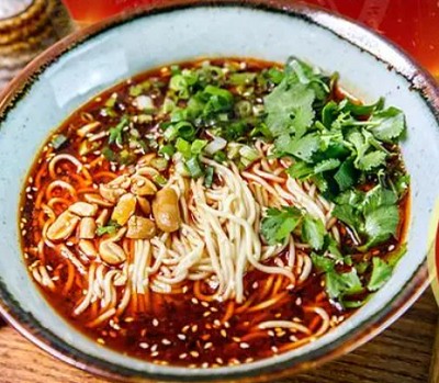 <b>重庆小面，作为重庆地区的特色美食，以其麻辣鲜香、面条劲道的特点，吸引了无数食客。那么，学重庆小面要多长时间呢？本文将为您揭秘学习重庆小面的过程。</b>