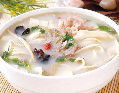 <b>开个河南烩面馆挣钱吗？河南烩面，作为中国传统美食之一，以其独特的风味和丰富的口感，吸引了众多食客。对于想要投资河南烩面馆的创业者来说，了解其盈利潜力是至关重要的。本文将为您分析河南烩面馆的盈利情况。</b>