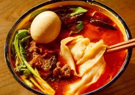 <b>板面店适合开在什么地方？开设板面店的位置选择是一个关键因素，它直接影响到店铺的客流量和经营效果。以下是一些关于板面店选址的建议：</b>