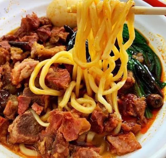 <b>板面一天卖30碗能挣多少钱？要计算板面一天卖30碗能挣多少钱，我们需要考虑几个因素，包括每碗板面的售价、制作每碗板面的成本（包括材料、调料、煤气等），以及店铺的日常开销（如房租、水电费、员工工资等）。以下是一个简化的计算方法：</b>