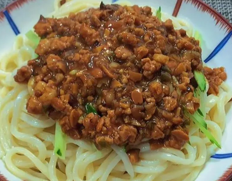 <b>老北京炸酱面培训哪里有？去哪里学？老北京炸酱面作为北京的特色面食，深受食客们的喜爱。若想学习制作老北京炸酱面，有多种途径可以选择。</b>