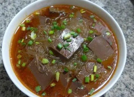 <b>鸭血粉丝汤培训费多少钱？鸭血粉丝汤培训需要多少？鸭血粉丝汤培训的费用因培训机构、培训内容和培训周期的不同而有所差异。根据市场上的情况，鸭血粉丝汤的培训费用大致在1000元至3000元之间。</b>