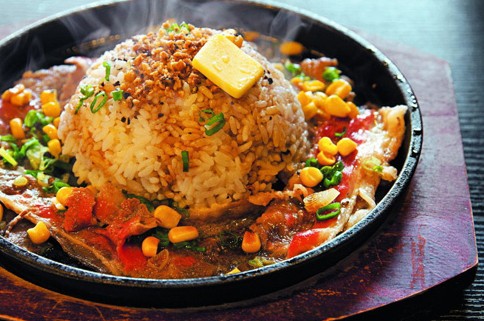 <b>铁板烧米饭培训哪里有？学铁板烧米饭去哪里学？铁板烧米饭是一道美味的日式料理，若您对此感兴趣并希望学习其制作方法，山东甄选餐饮小吃培训学校确实是一个值得考虑的选择。</b>