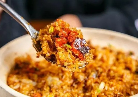 <b>学蟹黄拌饭学费要多少钱？学蟹黄拌饭费用多少钱？蟹黄拌饭培训的学费通常在一定范围内波动。一般来说，学费可能在2000元左右，但具体价格还需根据所选培训机构和课程的实际情况来确定。</b>