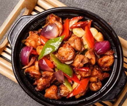 <b>瓦香鸡是哪里的特色？瓦香鸡是一道源自我国四川的特色美食，以其独特的烹饪方法和风味著称。瓦香鸡的制作方法独特，将鸡肉与多种香料、调料结合，经过独特的烹饪过程，使其呈现出鲜香、麻辣、嫩滑的口感，深受广大食客的喜爱。</b>