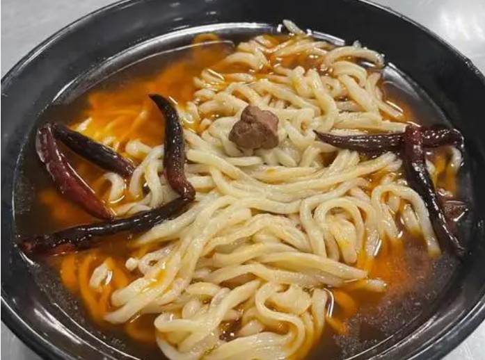 <b>如果您对板面制作感兴趣，希望开创自己的美食事业，那么加入板面技术培训学校，将是您迈向成功的重要一步。</b>