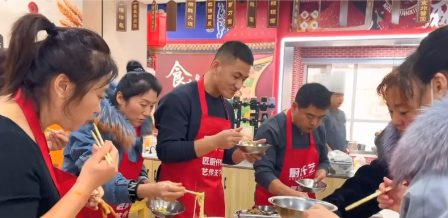 <b>学小吃培训大概需要多少钱？小吃培训的费用因多种因素而异，包括小吃培训机构、课程设置、培训时间等。一般来说，小吃培训的费用在500-3000元不等。</b>