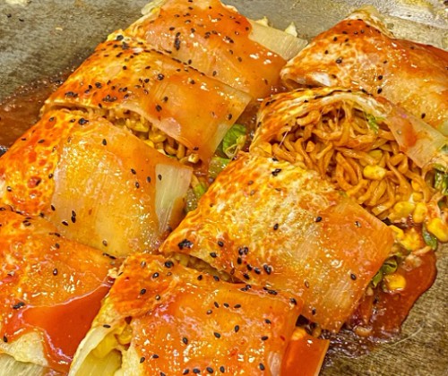 <b>烤冷面，这道起源于东北的美食，如今已风靡全国各地。为了满足越来越多人对烤冷面制作技艺的需求，烤冷面培训学校应运而生，致力于传承这一美食技艺，同时帮助更多人实现创业梦想。</b>