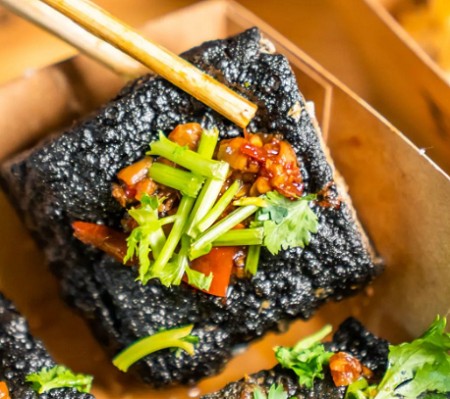 <b>学臭豆腐去哪里学？臭豆腐培训去哪里学？学习制作臭豆腐，特别是在山东地区，您有多个选择。以下是一些建议的培训机构和相关信息</b>