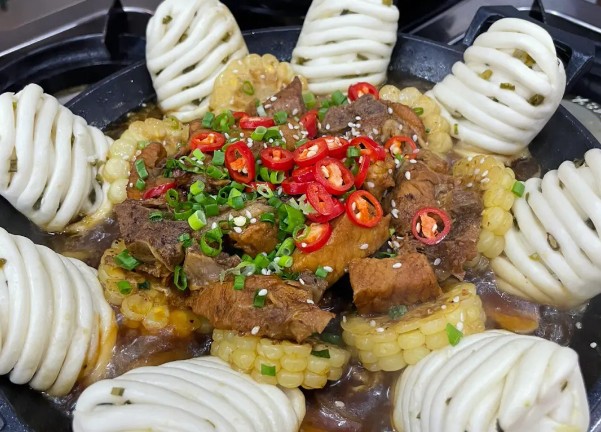 <b>随着美食文化的不断升温，小地锅培训市场也日益繁荣，为人们提供了更多学习和掌握这道美食的机会。小地锅培训去哪里学？面对众多的培训机构，又如何选择一家好的小地锅培训机构呢？</b>