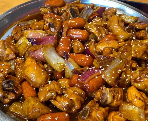 <b>摇滚炒鸡是一种颇受欢迎的中式快餐，其独特的口感和炒制方式深受广大消费者喜爱。山东甄选餐饮是一家专业从事小吃培训的机构，提供了专业的摇滚炒鸡培训课程。</b>