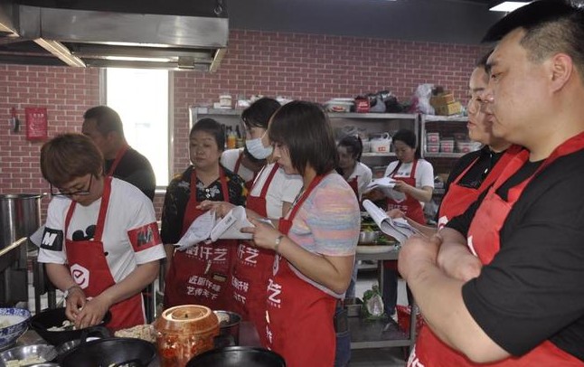 <b>在美食的世界中，小吃是一道独特的风景线。它们不仅是味蕾的享受，更是文化的传承。为了满足人们对小吃的热爱和追求，小吃培训应运而生。通过专业的培训，人们可以深入了解小吃的制作技巧和背后的故事，从而更好地品味这一美食文化。</b>