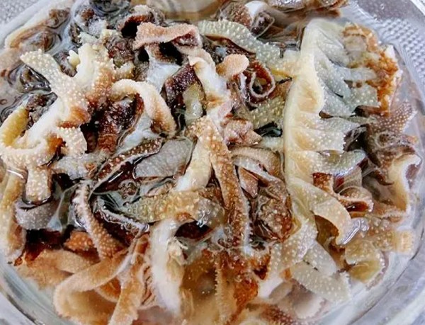 <b>老北京爆肚，这道充满京味儿的美食，一直备受食客们的喜爱。然而，对于这道菜的原材料，很多人都存在一个疑问：老北京爆肚到底是用牛肚还是羊肚制作的呢？</b>