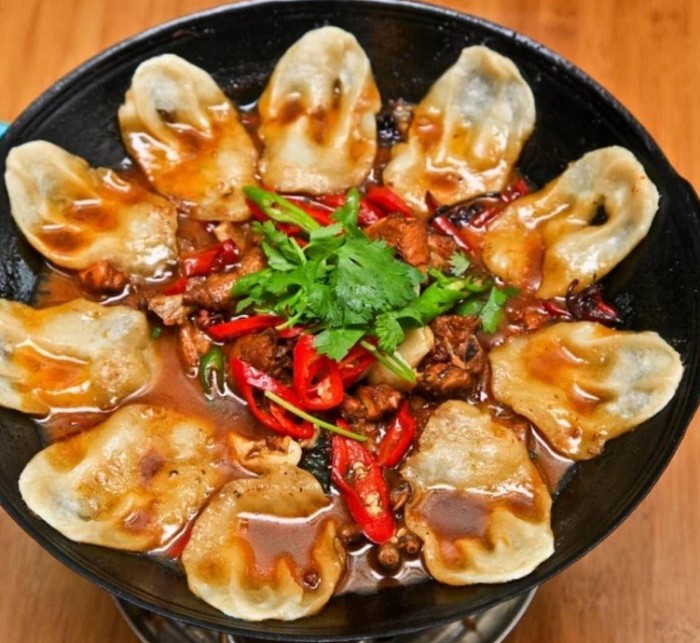 <b>小地锅菜，一道充满乡土气息和家庭温暖的传统美食，近年来越来越受到广大食客的喜爱。它不仅仅是一道菜，更是一种情感的寄托，一种对过去美好时光的回忆。为了满足市场的需求，小地锅技术培训应运而生，旨在为那些对小地锅菜感兴趣的人提供一个系统、专业的培训。</b>